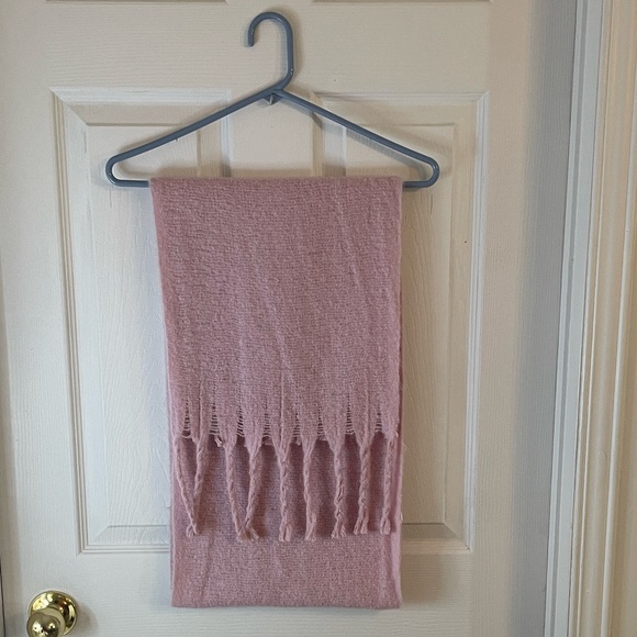 🌸🎀 Soft Pink Knit Scarf with Fringe - Picture 5 of 5